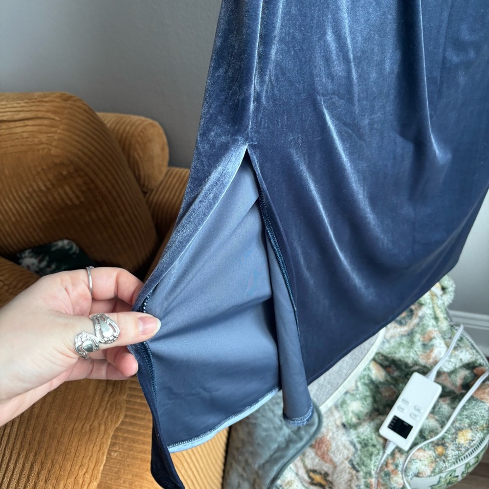 💎Ruched Velvet Mockneck Midi Dress - Picture 10 of 13